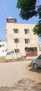un edificio con un coche aparcado delante de él en The Grand Stays codissia, en Coimbatore