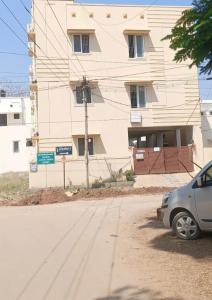 un coche aparcado frente a un edificio en The Grand Stays codissia, en Coimbatore