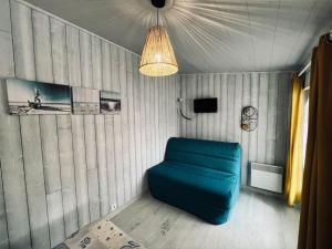 Televízia a/alebo spoločenská miestnosť v ubytovaní Maison de la pinède, accès direct forêt et plage