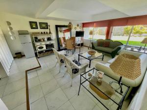 uma sala de estar com um sofá e uma mesa em Esturion de Montoya - La Barra - Punta del Este - 4 pasajeros em Punta del Este