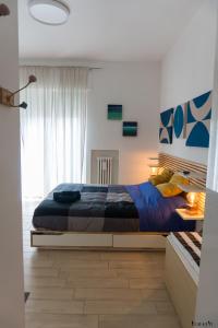 1 dormitorio con 1 cama extragrande y escritorio en Casina Mia,viale Orazio Flacco 5 Policlinico, en Bari
