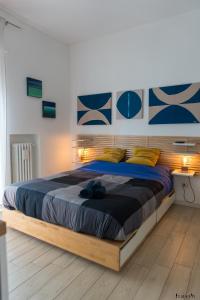 ein Schlafzimmer mit einem großen Bett mit einem Holzrahmen in der Unterkunft Casina Mia,viale Orazio Flacco 5 Policlinico in Bari
