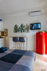 ein Schlafzimmer mit einem Bett und einem TV an der Wand in der Unterkunft Casina Mia,viale Orazio Flacco 5 Policlinico in Bari