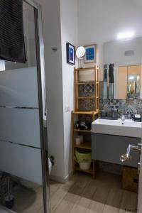 ein Bad mit einem Waschbecken und einem Spiegel in der Unterkunft Casina Mia,viale Orazio Flacco 5 Policlinico in Bari