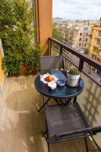 una pequeña mesa en un balcón con comida en Casina Mia,viale Orazio Flacco 5 Policlinico, en Bari