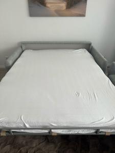 łóżko w pokoju z białym materacem w obiekcie ButschisBude w mieście Sierksdorf