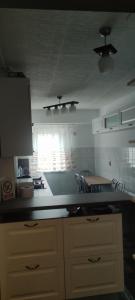 cocina con armarios blancos y encimera en Apartament în regim Hotelier, en Cavnic