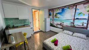 Il comprend une cuisine et une chambre avec un lit et une table. dans l'établissement Chambre d'hôte lloret, à Lloret de Mar