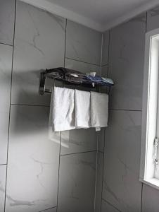 uma casa de banho com um toalheiro com toalhas em Your Home in Rotorua 3 Frank Street em Rotorua