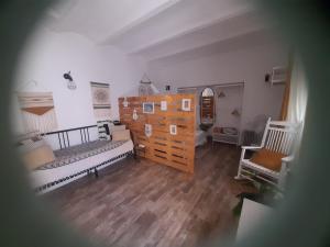 un grand salon avec une commode et un canapé dans l'établissement Casa Alkalat, à Alcalá de los Gazules