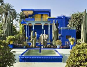 een blauw gebouw met een fontein ervoor bij DarSublime au cœur de Marrakech Jacuzzi privé in Marrakesh