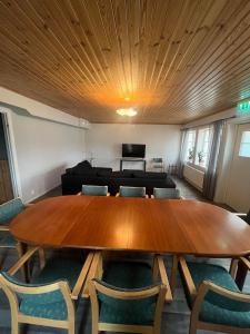 einen Konferenzraum mit einem Holztisch und Stühlen in der Unterkunft Skräpplinge gård in Mörlunda