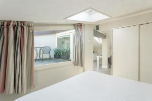 1 dormitorio con cama y ventana en Petronio Residence, en Bolonia