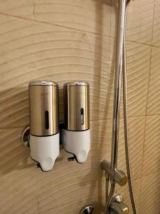 uma casa de banho com uma banheira de hidromassagem em Ultracentral Apartment 4 rooms - Old City Center -120 square meters - em Bucareste mais 32 fotografias