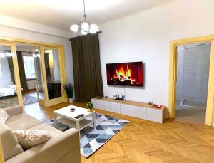 uma sala de estar com sofá e lareira em Ultracentral Apartment 4 rooms - Old City Center -120 square meters - em Bucareste