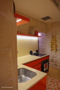 - une cuisine avec un évier et un comptoir dans l'établissement 150 years old Maltese Townhouse: Dar Emanuela, à Cospicua