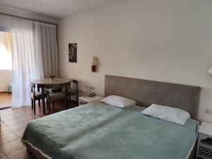 sypialnia z łóżkiem i stołem w obiekcie Domina Coral Bay w Szarm el-Szejk