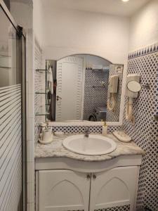 W łazience znajduje się umywalka i lustro. w obiekcie Domina Coral Bay w Szarm el-Szejk