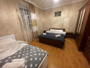 Rúm í herbergi á Hotel Tsiskari