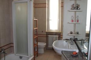 een badkamer met een douche, een wastafel en een toilet bij Le Fornaci in Castelfidardo