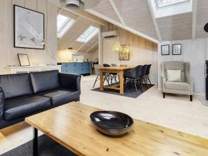 uma sala de estar com um sofá e uma mesa em 4 person holiday home in Martofte em Martofte