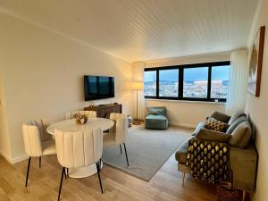 uma sala de estar com uma mesa e um sofá em Vila Pombal Tomar Apartments - Pool & City Views em Tomar