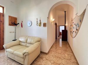 a living room with a couch in a hallway at Casa per vacanze Ludovica in Avetrana