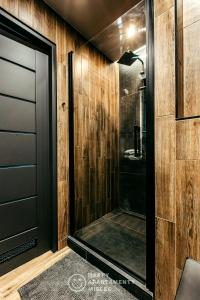 baño con ducha y puerta de cristal en Happy Place - Happy Apartamenty Mielec, en Mielec