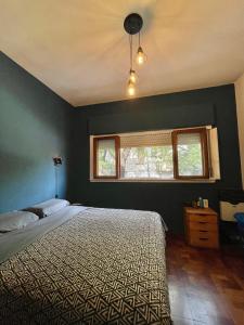 1 dormitorio con cama y ventana en El PH de Chacarita en Buenos Aires