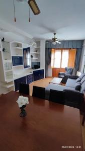 uma sala de estar com uma mesa e um sofá em Dúplex San Lorenzo 2 PARKING GRATUITOS em Jaén