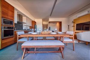 comedor con mesa de madera y sillas en Luxurious Penthouse in Puerto Vallarta en Puerto Vallarta