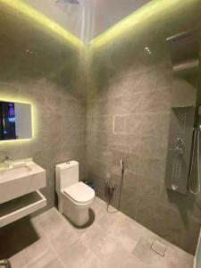 W łazience znajduje się toaleta, umywalka i prysznic. w obiekcie شاليه فراشة w mieście Al Ahsa