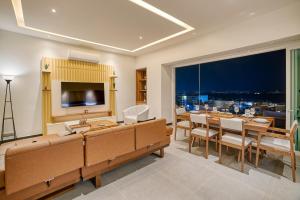een eetkamer met een lange tafel en een groot raam bij Luxurious Penthouse in Puerto Vallarta in Puerto Vallarta