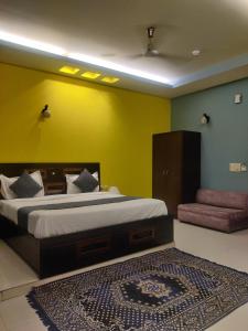 a bedroom with a bed and a yellow wall at Hotel Delhi Airport Plaza IGI Airport , Free Airport Pickup in New Delhi +31 photos