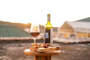 una botella de vino y una copa en una mesa en Cozy Renting Casa en Santa Rosa de Copán