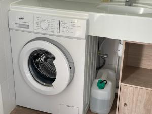 eine Waschmaschine im Bad mit Waschbecken in der Unterkunft Studio kassav in Saint-François