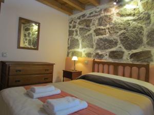 Un dormitorio con una cama con toallas. en Casa Rural la Esperilla de Gredos, en Barajas de Gredos