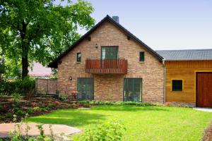 ブルクにあるKASTANIENHOFのレンガ造りの家(バルコニー、庭付)