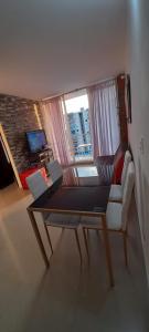 TV a/nebo společenská místnost v ubytování Espectacular apartamento de 3 habitaciones con piscina y parqueadero privado Excelente Relacion Precio Calidad Puntaje