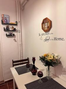 une table à manger avec une horloge sur le mur dans l'établissement Vintage Apartament, à Constanţa