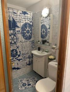 uma casa de banho com um WC e um lavatório em Vintage Apartament em Constança