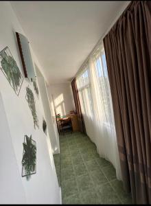 um quarto com um corredor com uma janela e uma mesa em Vintage Apartament em Constança