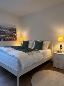 1 dormitorio con 1 cama grande y una pintura en la pared en ٤Sweet Spot٤Geräumig-King Bed-Disney+-Parken, en Scharbeutz