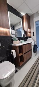Kuchyňa alebo kuchynka v ubytovaní Luksusowy Apartament Bliska Wola SABA