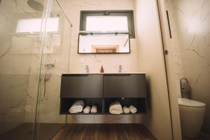 a bathroom with a sink and a shower at Alojamiento Turístico LAbellaVILLA in Rincón de Soto
