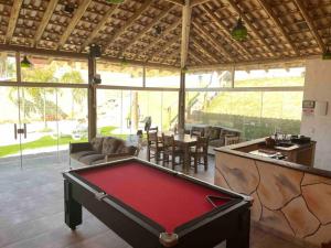 a pool table in the middle of a living room at Rancho Saramago in Jundiaí