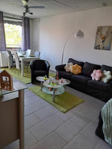 een woonkamer met een bank en een tafel bij Rosenhirsch Ferienwohnung in Altenau