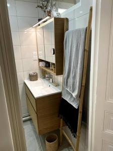 Ett badrum på Vincennes Greater Paris JO 2024 Charming flat