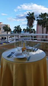 Apartamento en Motril-costa de Granada في موتريل: طاولة مع قطعة قماش صفراء على طاولة مطلة