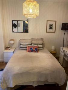 een slaapkamer met een groot bed en een spiegel bij Vincennes Greater Paris JO 2024 Charming flat in Vincennes